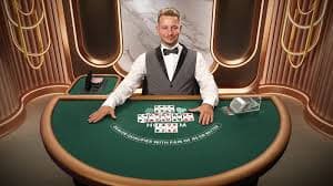 Pemain menikmati permainan live casino dalam suasana santai menggunakan perangkat tablet